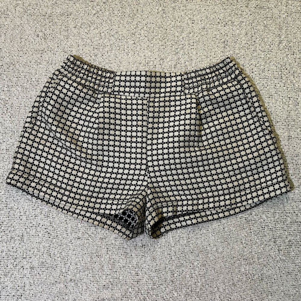 Black and Cream Low Rise Geometric Print Shorts Size M